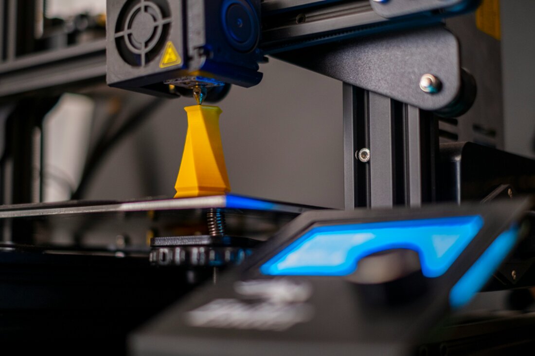 Prototype imprimé en 3D tenu en main